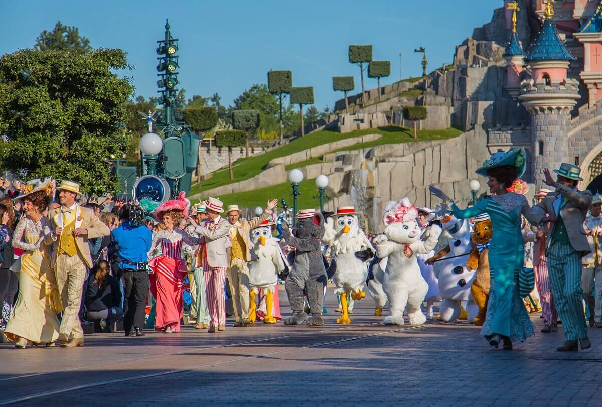 Parade zum 25. Geburtstag von Disneyland Paris Die Aristocats, Olaf, einige Möwen und Tänzer im Mary Poppins-Look maschieren über die Main Street, U.S.A.