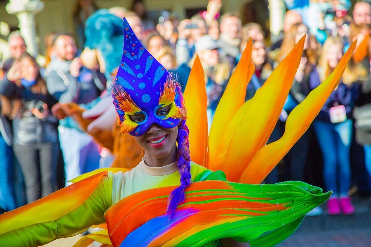 Tänzerin in Blütenkostüm Eine Tänzerin bei der Geburtstagsshow am 12. April 2017 in farbenfrohem Blütenkostüm