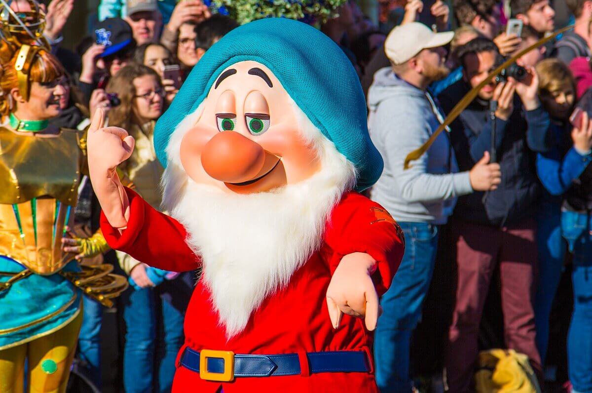 Sleepy / Schlafmütz Zwerg Sleepy / Schlafmütz winkt bei der Geburtstagsshow in Disneyland Paris ins Publikum