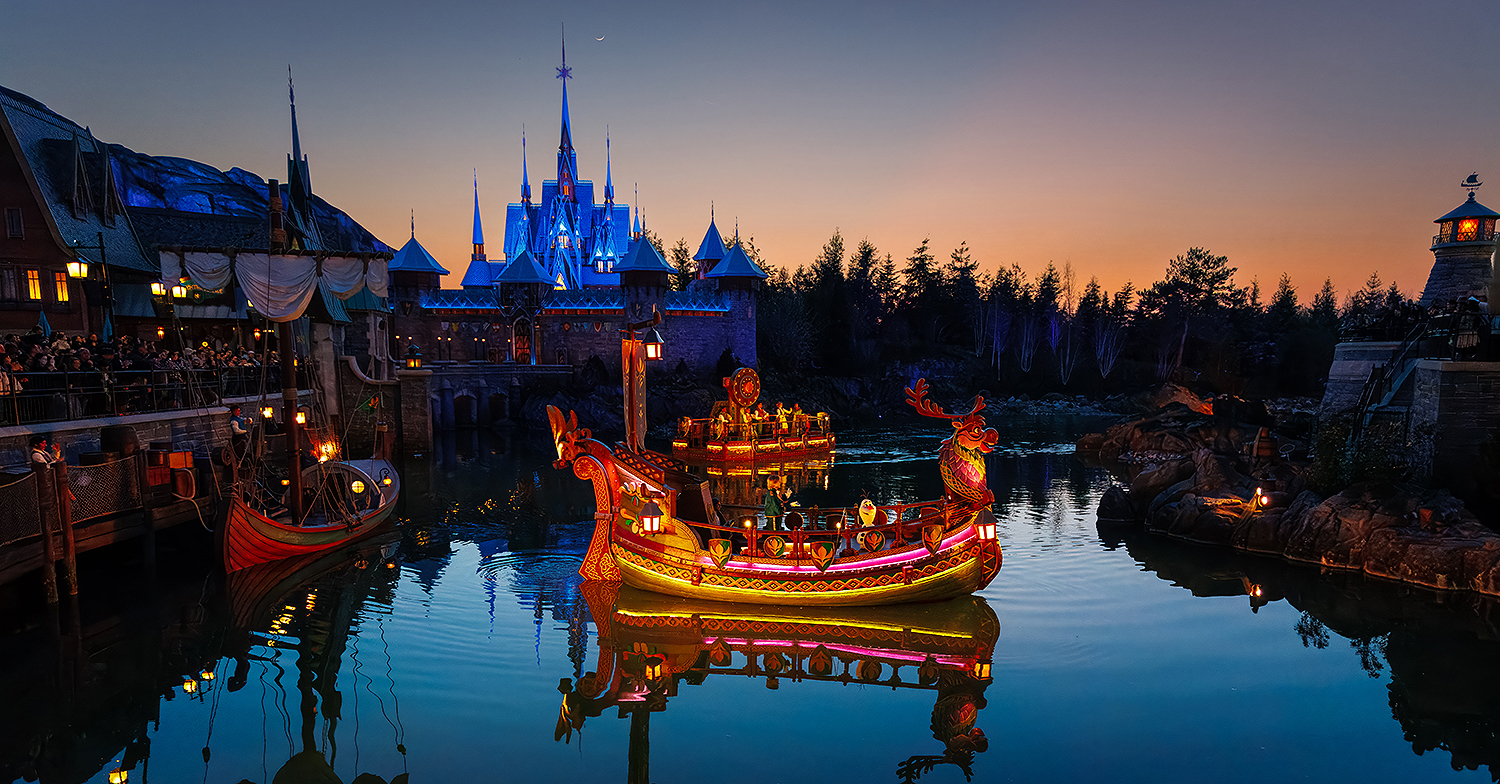 A Celebration in Arendelle Szene der Show A Celebration in Arendelle bei Nacht: Im Vordergrund das Boot mit Kristoff und Olaf, im Hintergrund das angestrahle Schloss von Arendelle