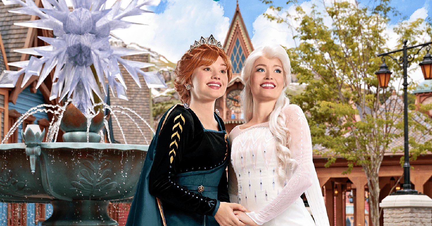 Anna und Elsa in der World of Frozen Anna und Elsa posieren gemeinsam am Platz vor dem Eisskulpturen-Brunnen in der World of Frozen