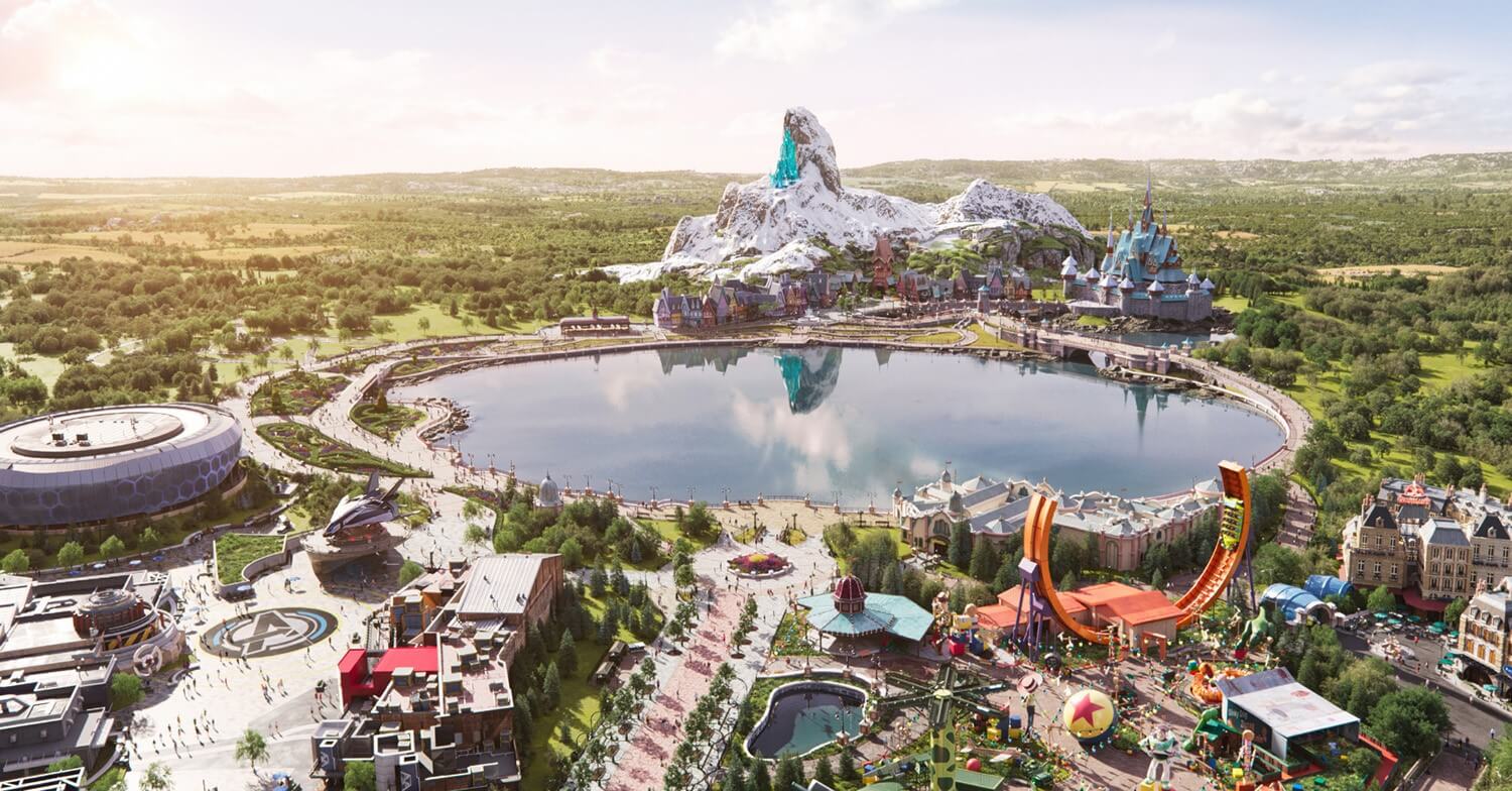 Disney Adventure World Blick aus der Luft über die Disney Adventure World mit Avengers Campus links und Toy Story Playland rechts im Vodergrund sowie der World of Frozen im Hintergrund