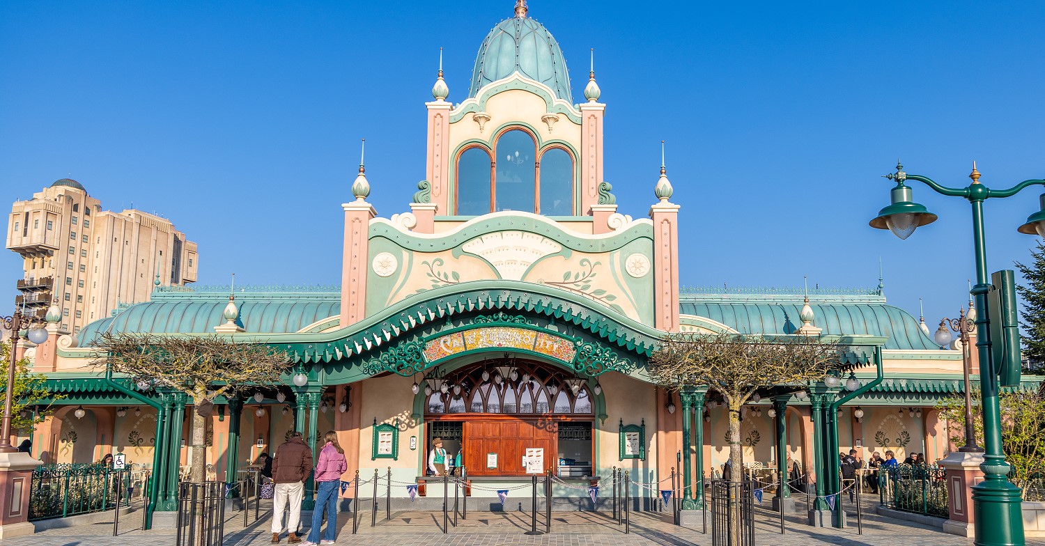 Café Luminosity Totale des im Jugendstil gestalteten Café Luminosity