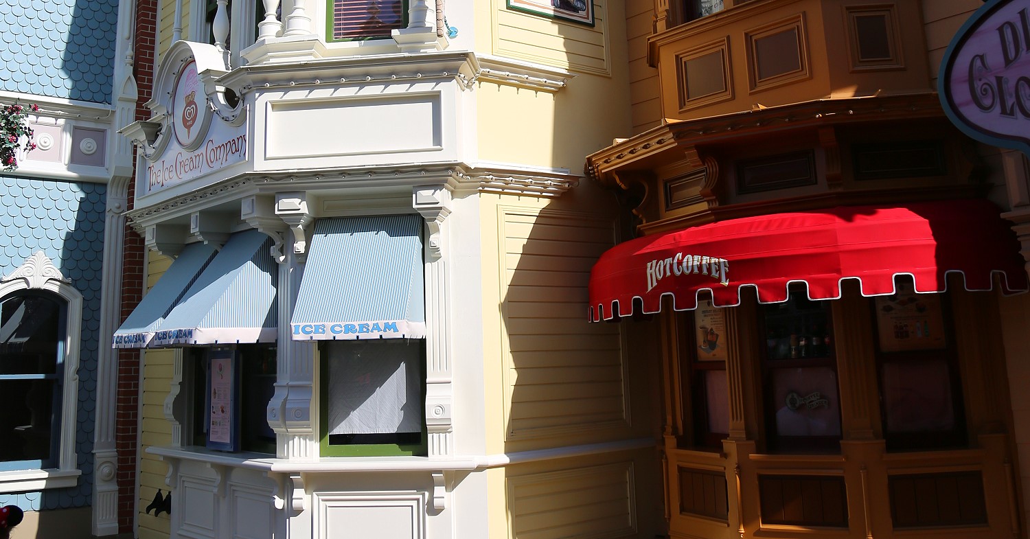 The Ice Cream Company Hausfassade mit Fenstern, über denen Markisen zum Schutz vor der Sonne hängen