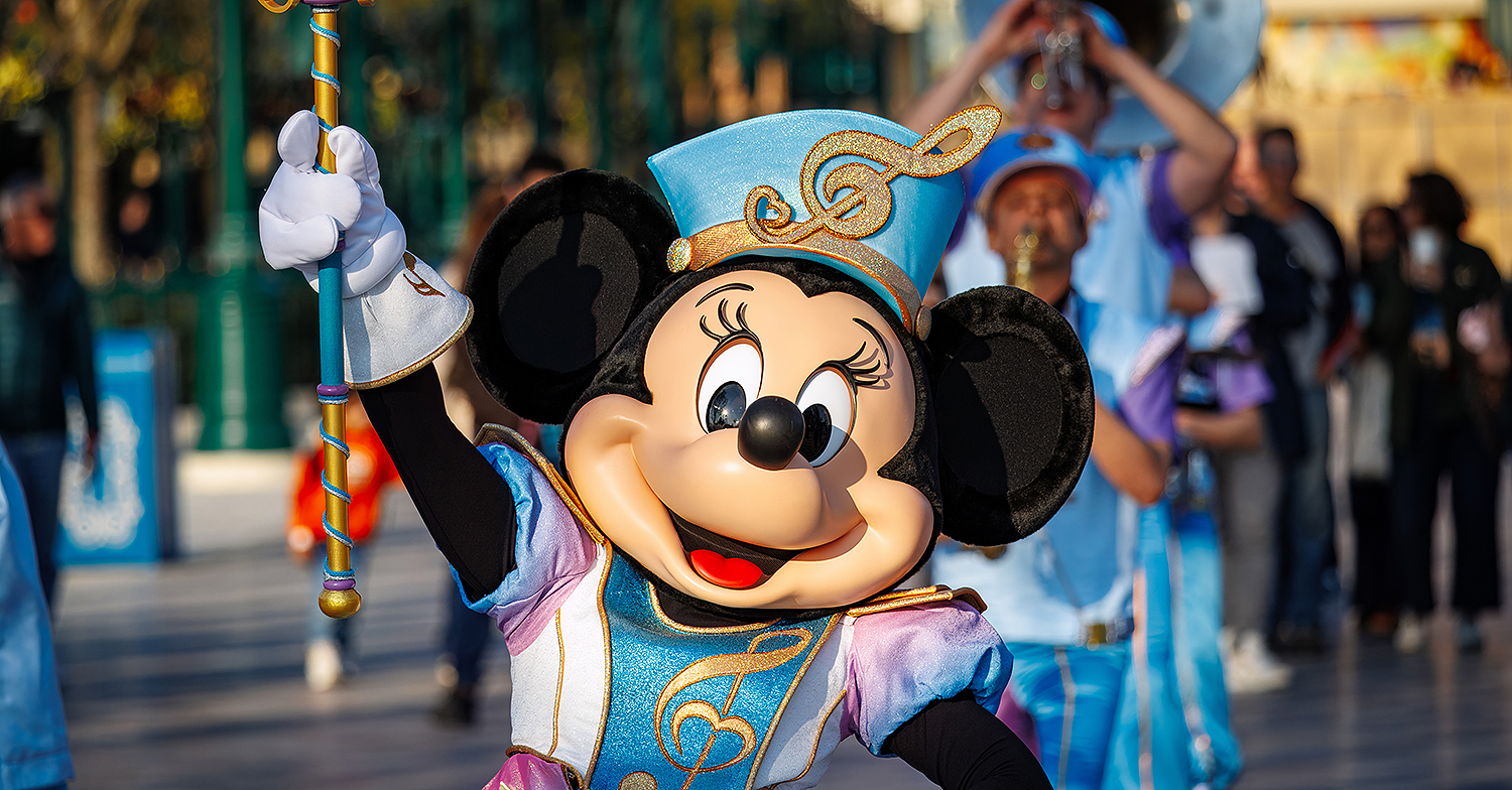 Minnie's Marching Band Nahaufnahme von Minnie Mouse mit Taktstab bei einem Auftritt mit Minnie's Marching Band