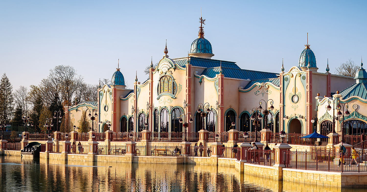 Regal View Restaurant und Lounge Totale des Art Nouveau Gebäudes des Regal View Restaurant und Lounge im Licht der untergehenden Sonne