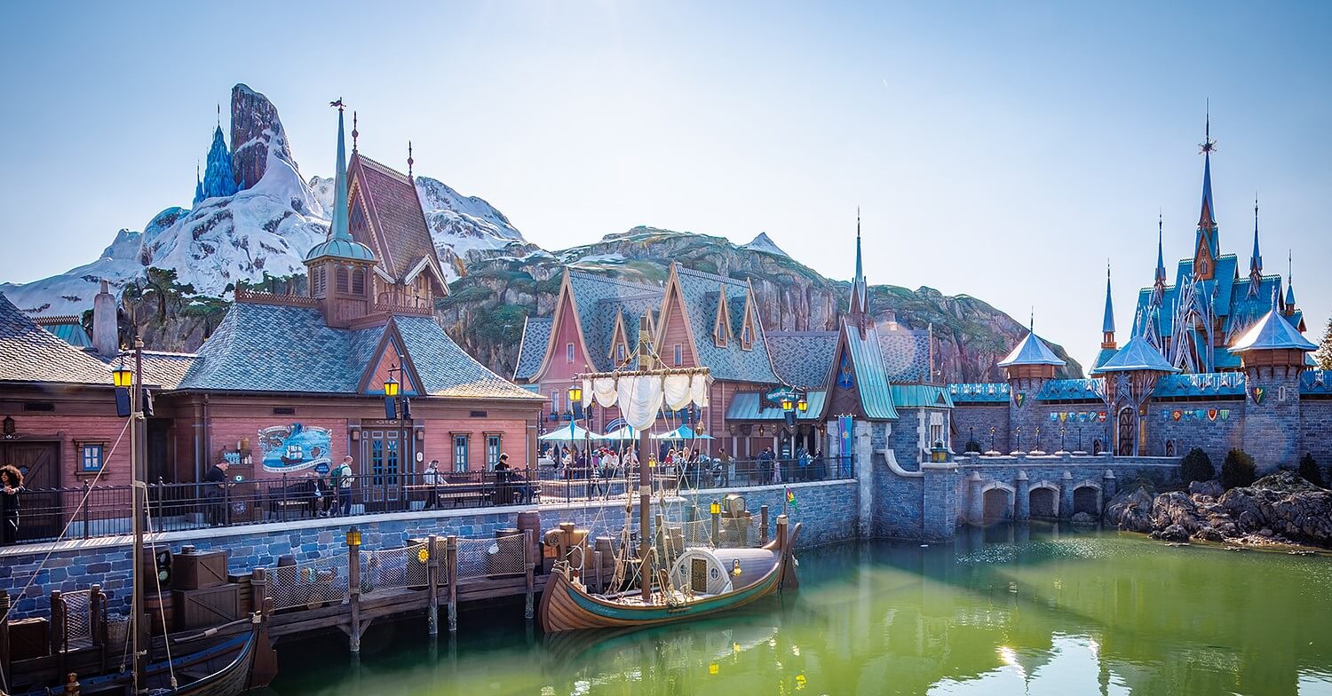 Hafenbereich der World of Frozen Hafenbereich von Arendelle mit Wikingerboot und Schloss der World of Frozen in Disneyland Paris