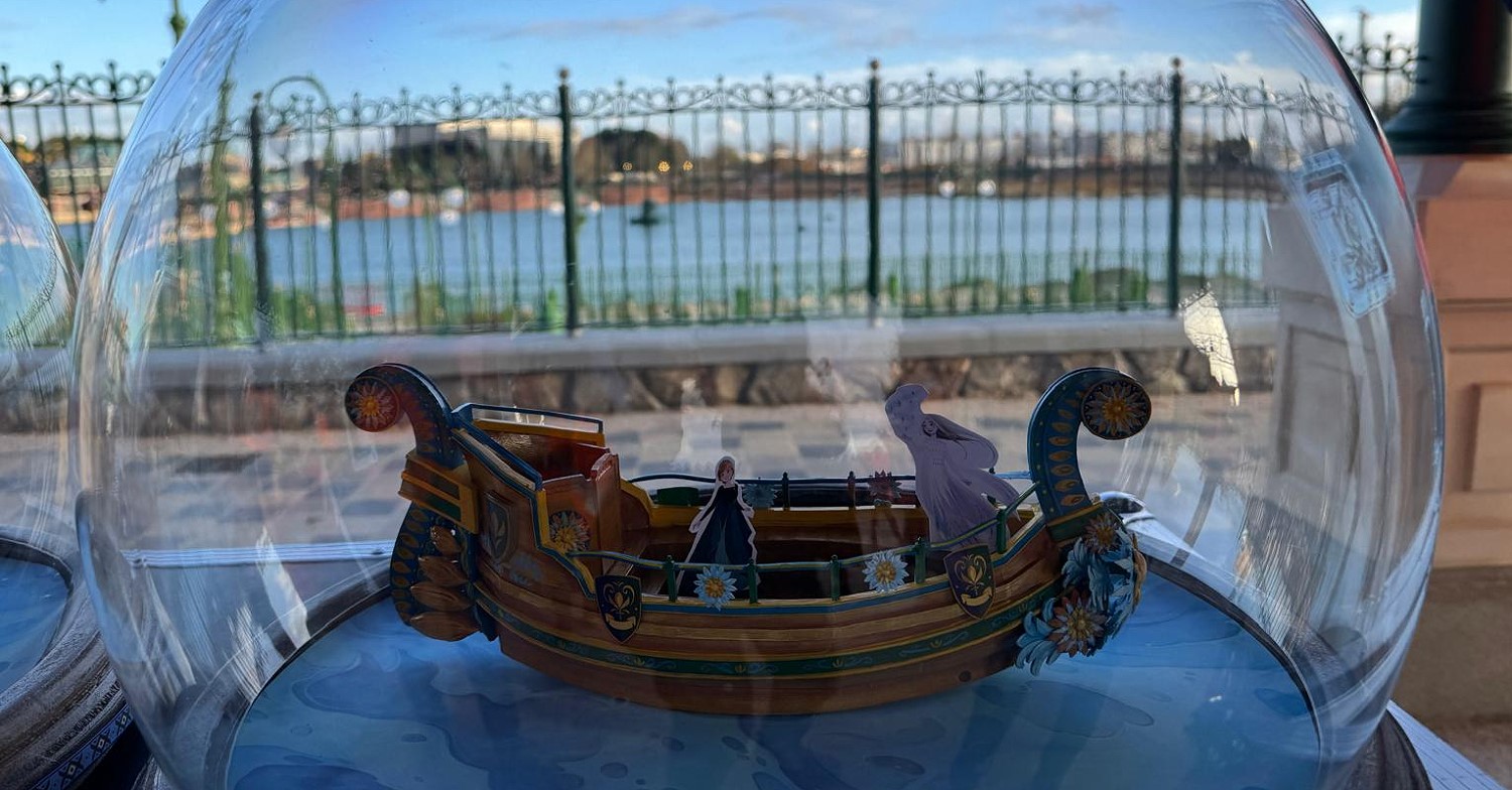 Modellboot aus A Celebration of Arendelle Miniatur eines sommerlich dekorierten Schiffs mit Anna und Elsa für die Show A Celebration of Arendelle