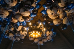 Mickey mouse Ballons schweben an der Decke