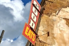 Schild mit der Aufschrift Good Eats