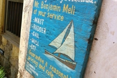 Schild mit einem Segelboot