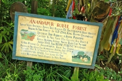 Schild mit der Aufschrift Anandapur Royal Forest