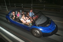 Blaues Auto bei Test Track in Epcot