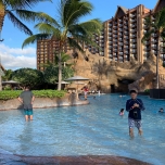 Pool mit Hotelanlage im Hintergrund