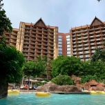 Lazy River mit Blick auf Hotelanlage