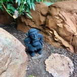 Menehune Figur versteckt zwischen Steinen