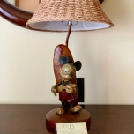 Mickey Lampe mit Surfbrett auf Tisch