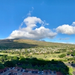 Ausblick auf die Berge und Parkplatz