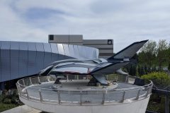 Quinjet auf einem Dach im Bereich des Avengers Campus