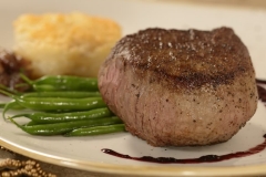 Filetsteak mit grünen Bohnen und Kartoffelgratin