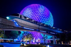 Monorail Blue vor Spaceship Earth