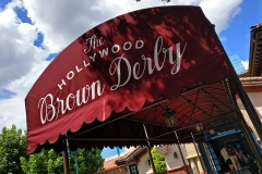 Roter Baldachin mit der Aufschrift The Hollywood Brown Derby