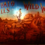 Vorhang zur Show mit der Aufschrift Buffalo Bill's Wild West und einer Westernlandschaft