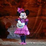 Minnie Mouse im rosafarbenen Westernkleid