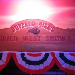 Schild mit der Aufschrift Buffalo Bill's Wild West Show und dem Bild eines Büffels