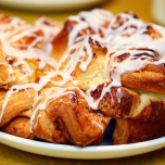 Chips Sticky Bun mit Zuckerguss