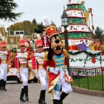 Goofy und eine Marching Band in weißen Hosen, roten Jacken und roten Mützen