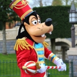 Goofy in Uniform mit roter Jacke und rotem Hut