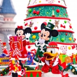 Mickey und Minnie mit Donald bei der Weihnachtsparade