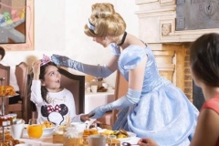 Prinzessin Cinderella besucht Gäste beim Frühstück