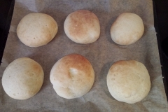 Fertige Brötchen auf einem Backblech