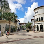 Blick auf eine Ladenzeile in Disney Springs