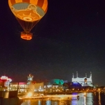 Panoramaballon über Disney Springs bei Dunkelheit