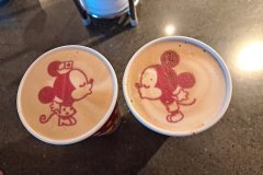 Kaffee mit Mickey mouse und Minnie Mouse im Schaum