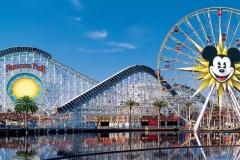 Paradise Pier mit Riesenrad und Achterbahn