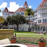 Brunnen & Park vor dem Hotel