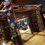 Eingang zum Hotelshop mit einem Disney Figuren Totempfahl