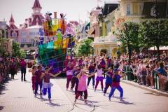 Die Paradewagen ziehen die Mainstreet entlang zum Central Plaza