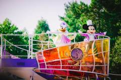 Mickey und Daisy grüßen vom Paradewagen