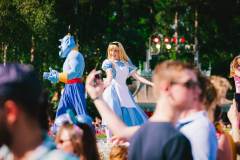 Alice und Genie auf der Bühne am Central Plaza