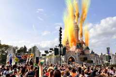 Farbfeuerwerk in Gelb am Disney Schloss