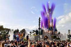 Farbfeuerwerk in Violett am Disney Schloss