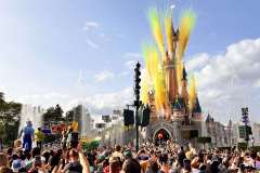 Farbfeuerwerk in Gelb am Disney Schloss