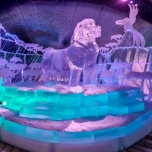 Simba als Eisskulptur