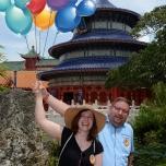 Fotopass-Fotografie aus Epcot: Dörthe und Torsten halten Lufballons in der Hand