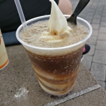 Ein Plastikbecher mit Rotbeer Float